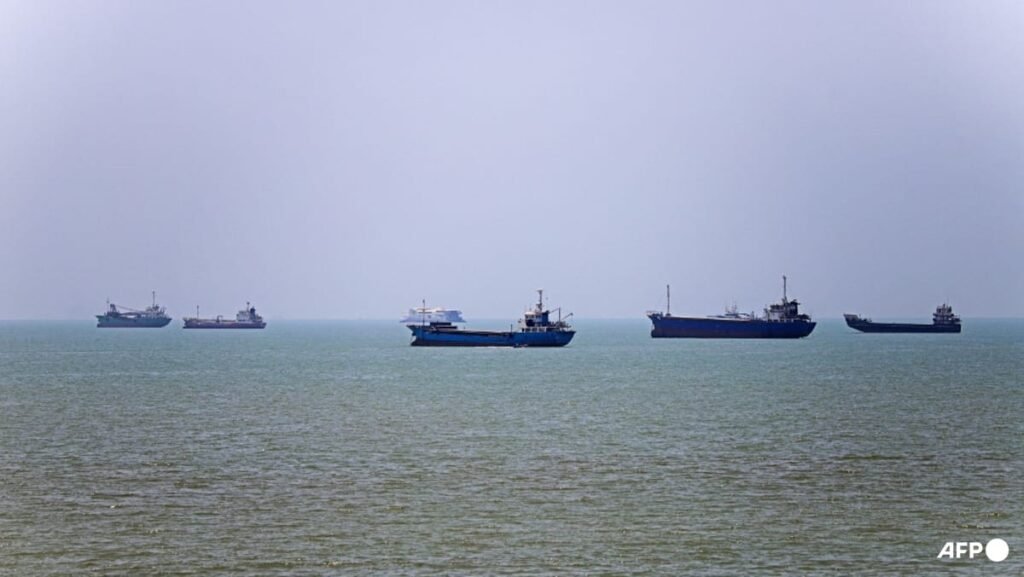 Oil falls as supply starts moving through Strait of Hormuz