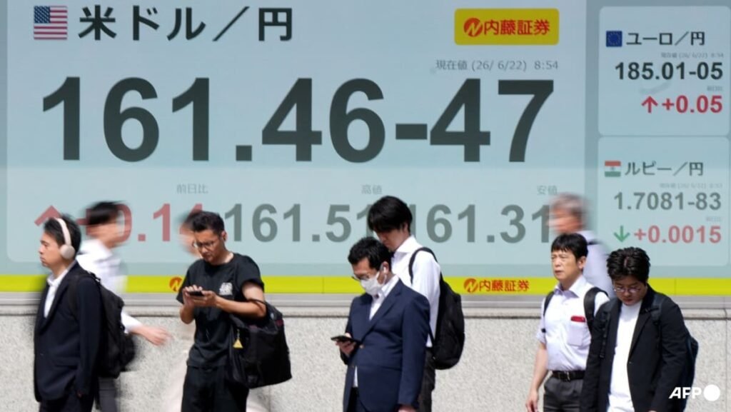 Yen hovers near 40-year low against dollar
