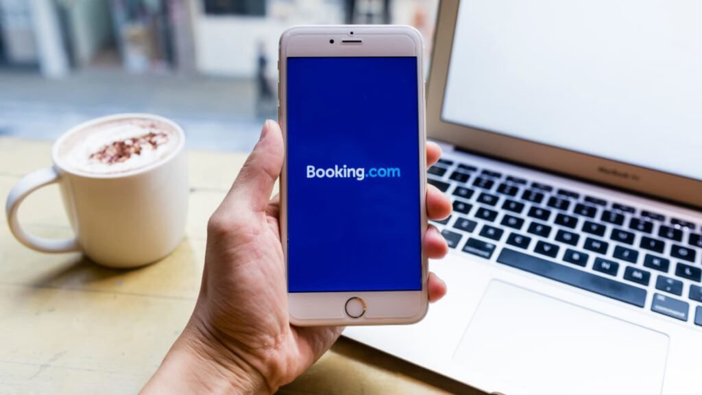 There’s a bullish breakout brewing in one travel stock. How to trade it