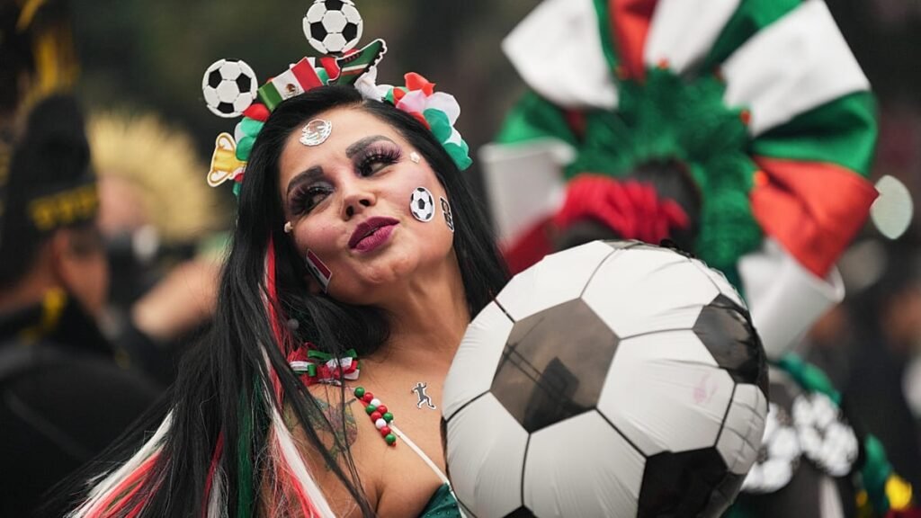 Video. Thousands join record-breaking human wave attempt in Mexico City ahead of World Cup