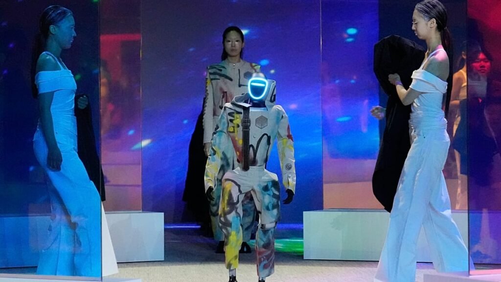 Video. Humanoid robots join models at fashion show in Seoul