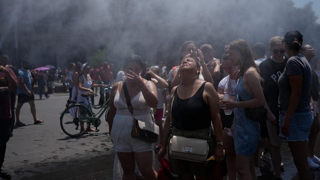 Video. Heatwave: Berlin police use water cannon to cool Bruno Mars fans