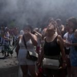 Video. Heatwave: Berlin police use water cannon to cool Bruno Mars fans
