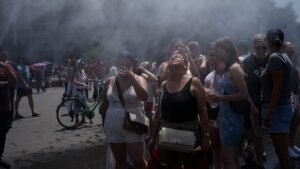 Video. Heatwave: Berlin police use water cannon to cool Bruno Mars fans