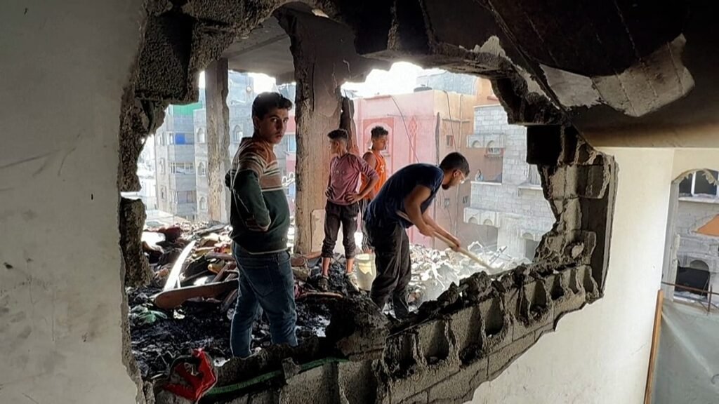 Video. Gaza city residents survey destruction after overnight Israeli airstrike