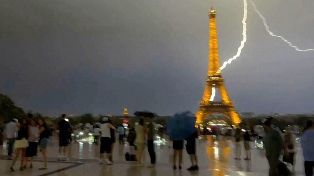 Video. Lightning hits Eiffel Tower during violent storm in Paris