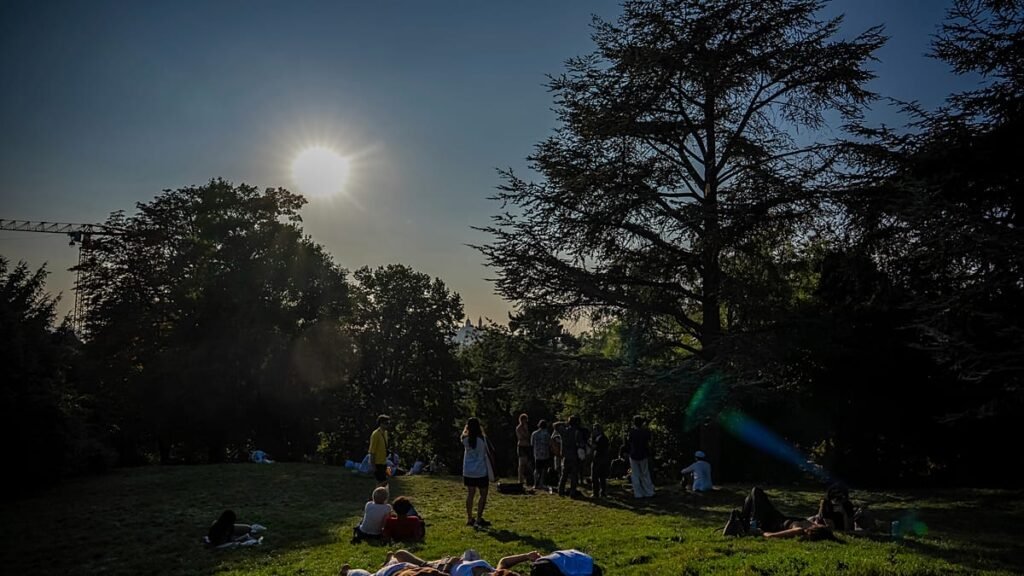 Parisians sleep in parks to cool down during heatwave