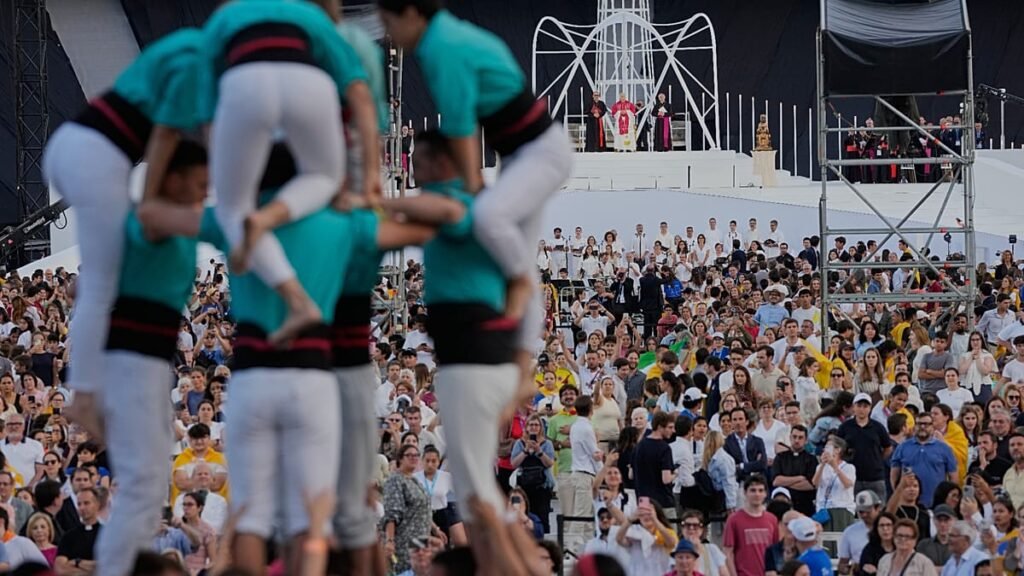 Video. Spain: Human castle welcomes Pope Leo XIV to youth vigil in Barcelona