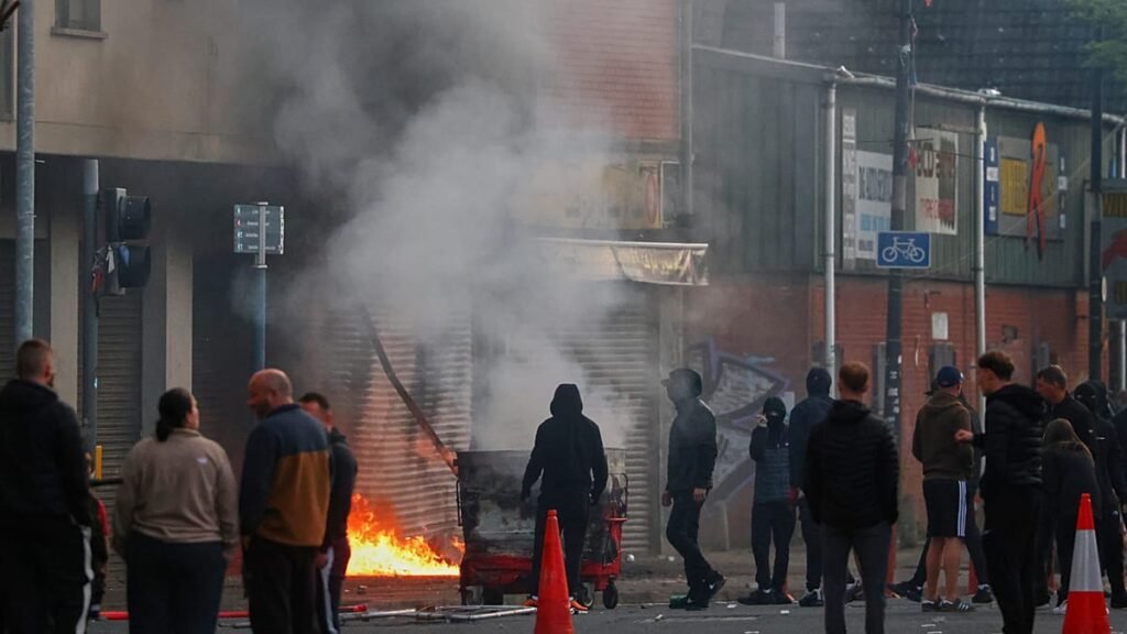 Video. Cars and homes burn as unrest erupts in Belfast after knife attack