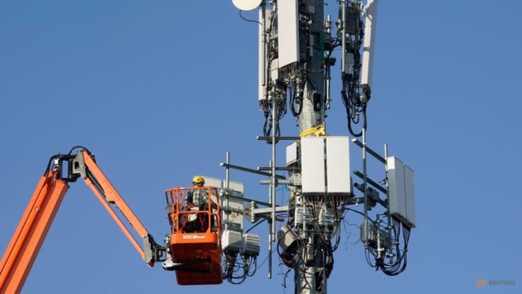 Verizon targets wireless customers with new simpler plans, drops some fees