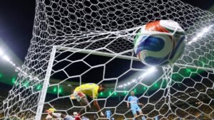 Munoz strike sends Colombia into World Cup Round of 32