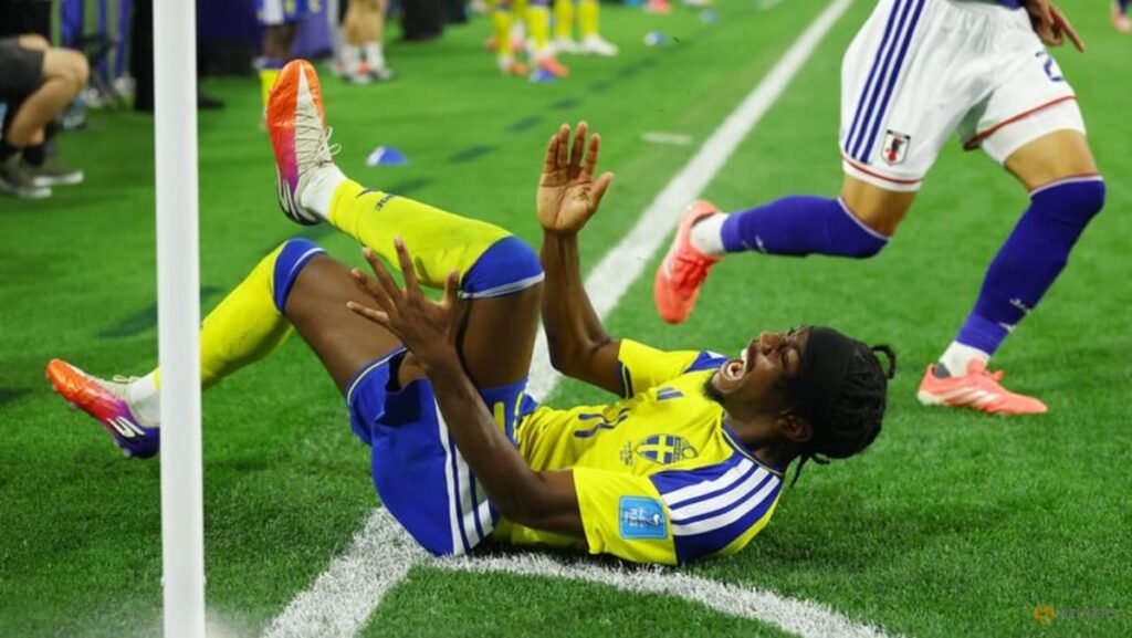 Isak scolds Elanga for confusion over Sweden’s second round qualification