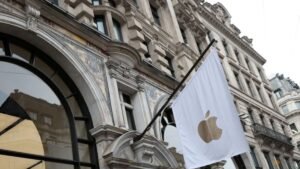 UK regulator considers opening Apple, Google app stores to rival payments