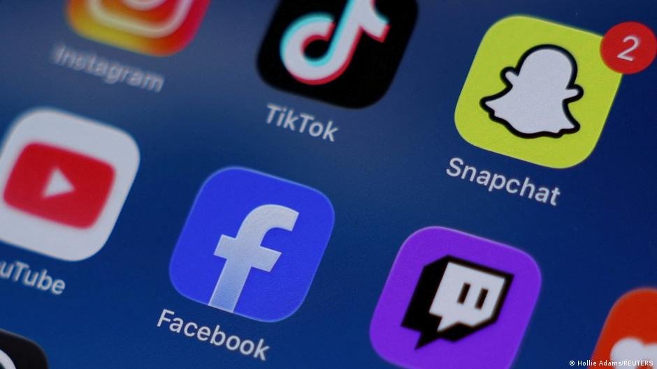 UAE imposes limits on teen social media access