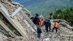 Venezuela earthquake: Aid ramps up as rescue window closes