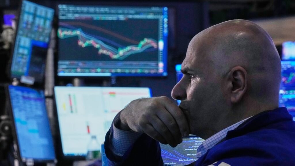 Tech rebound lifts Dow to record, yen hits 40-year low against dollar
