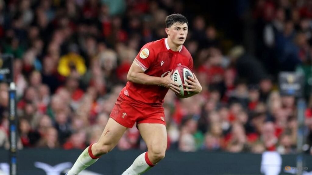 Rees-Zammit back on the wing for Wales