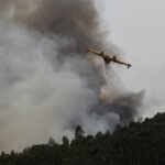 Hundreds of firefighters battle to contain Portugal blaze