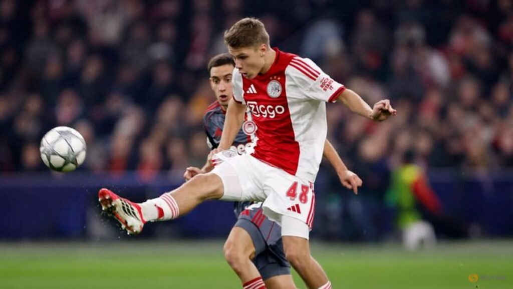 Newcastle sign Dutch midfielder Steur from Ajax