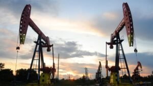 Oil climbs to one-month high as US, Iran step up attacks in Strait of Hormuz