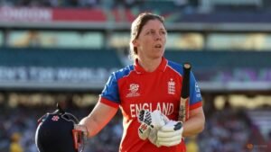 Former England captain Knight retires