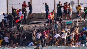 Ceuta: Spain scrambles after thousands breach exclave border