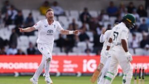 Robinson and Tongue put England on top against Pakistan