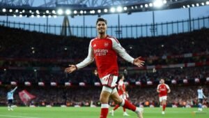 Arsenal sweep Coventry aside 3-0 to start title defence with a bang