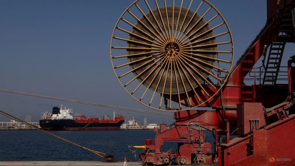 Oil gains as traders weigh prospects of Hormuz reopening