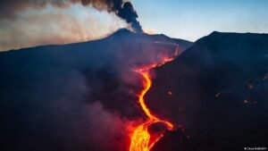 Italy: Etna eruption in Sicily halts Catania flights
