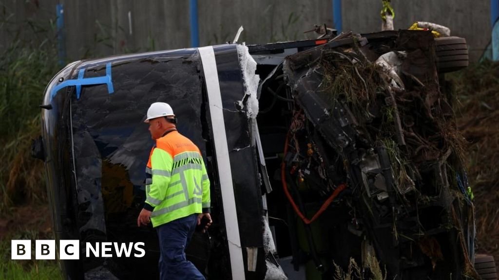 Netherlands: Sixteen injured as coach carrying German students and van collide