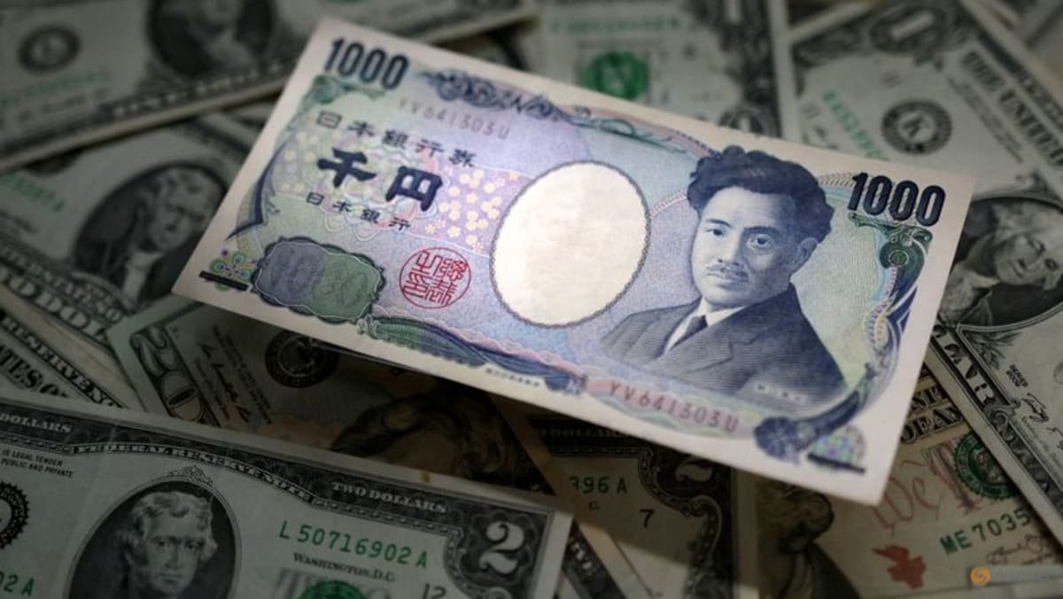 Dollar gains as Iran tensions fuel bond selloff; yen weakens past 160 again