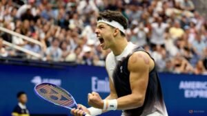 Home crowd powers Shelton past Hurkacz in US Open second round
