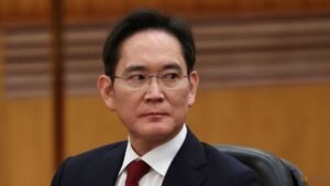 Samsung Electronics Chairman Lee to buy 1.9 trillion won worth of shares from his mother