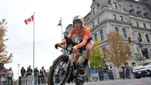 Vollering edges rival Niewiadoma-Phinney for road race world title