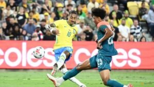 Raphinha leaves Brazil camp with swelling in right thigh after injury scare
