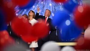 Trump takes center stage at Republican midterm convention