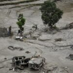 After Nepal floods, survivors return to ruins of their homes