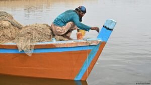 Pakistan: The art of building fishing boats by hand
