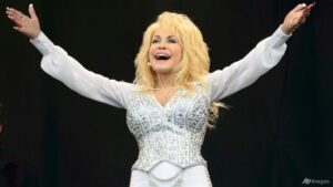 Dolly Parton to get new Hollywood star after vandalism