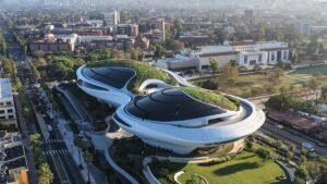 Star Wars fans and art lovers line up for new Lucas museum
