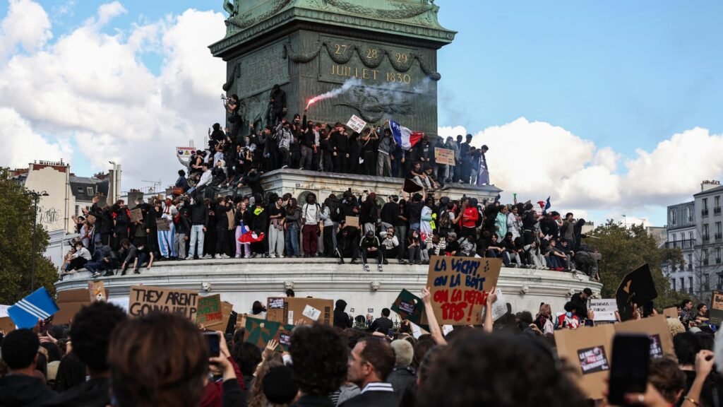 France is flashing euro crisis signals. This time, the fault lines are different