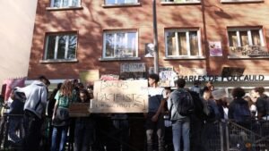 Hundreds of French high schools close as student protests continue