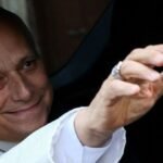 Smiling pope returns to Vatican after cancer surgery