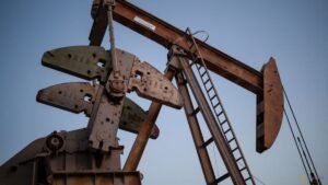 Oil rises on Middle East supply worries