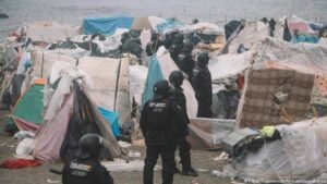 Moroccan migrants refuse to leave Ceuta
