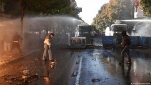 Albania: Fire at Education Ministry as students protest