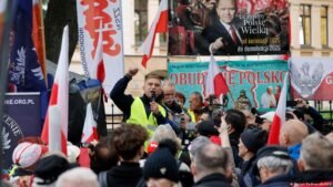 Poland: Power struggle between government and right-wing opposition over Constitutional Tribunal