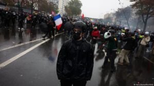 France protests continue despite police crackdown