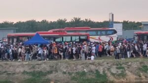 Fast cars, slow queues: Malaysia hosts F1 race after 9 years, but some fans fume